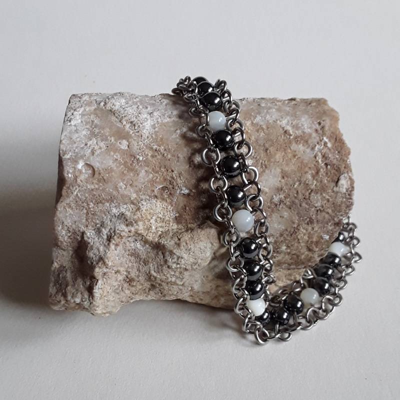 Schwarz/Weiß Perlen Armband Schwarz/Weiß Perlen Armband von IdleHandsJewelryCA
