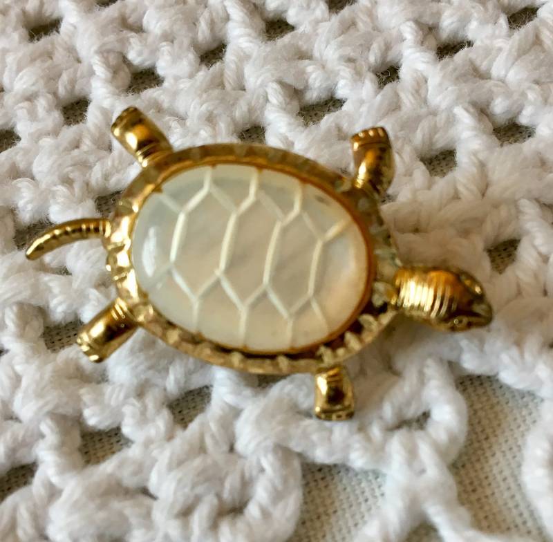 1960Er Jahre Perlmutt Schildkröte Pin 1960Er Jahre Perlmutt Schildkröte Pin von IdlewildEmporium2