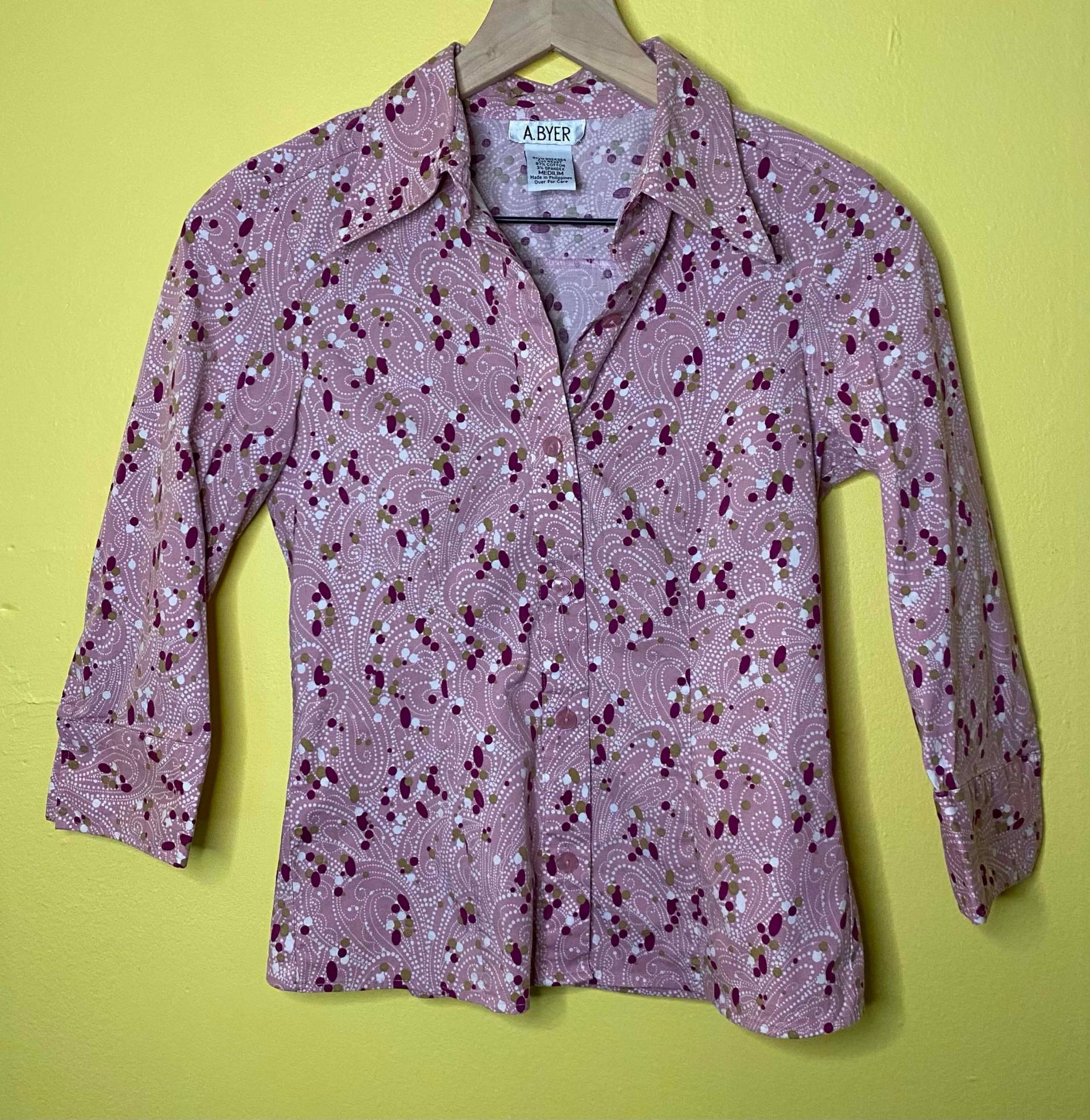 Damen Vintage 70Er/Frühe 80Er Jahre A. Byer Bluse Shirt 3/4 Ärmel Flügel Spitze Kragen Knopf Runter Dehnbare Rosa Splatter Xs/Small von IdolsVintage