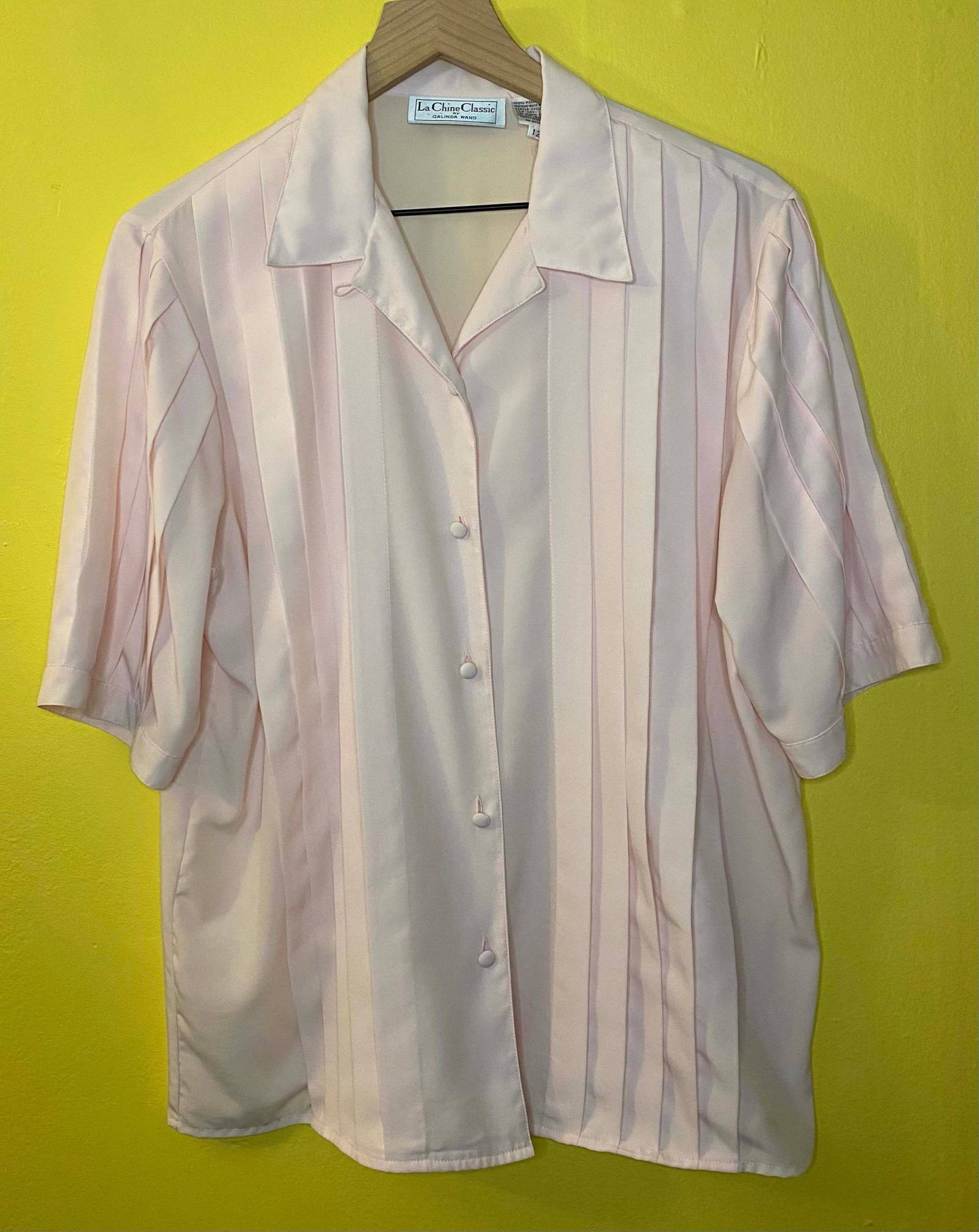 Damen Vintage 80Er La Chine Classic Galinda Wang Bluse Shirt Rosa Knopf Unten Kurzärmelige Falten Single Stitch Größe 12/Large von IdolsVintage