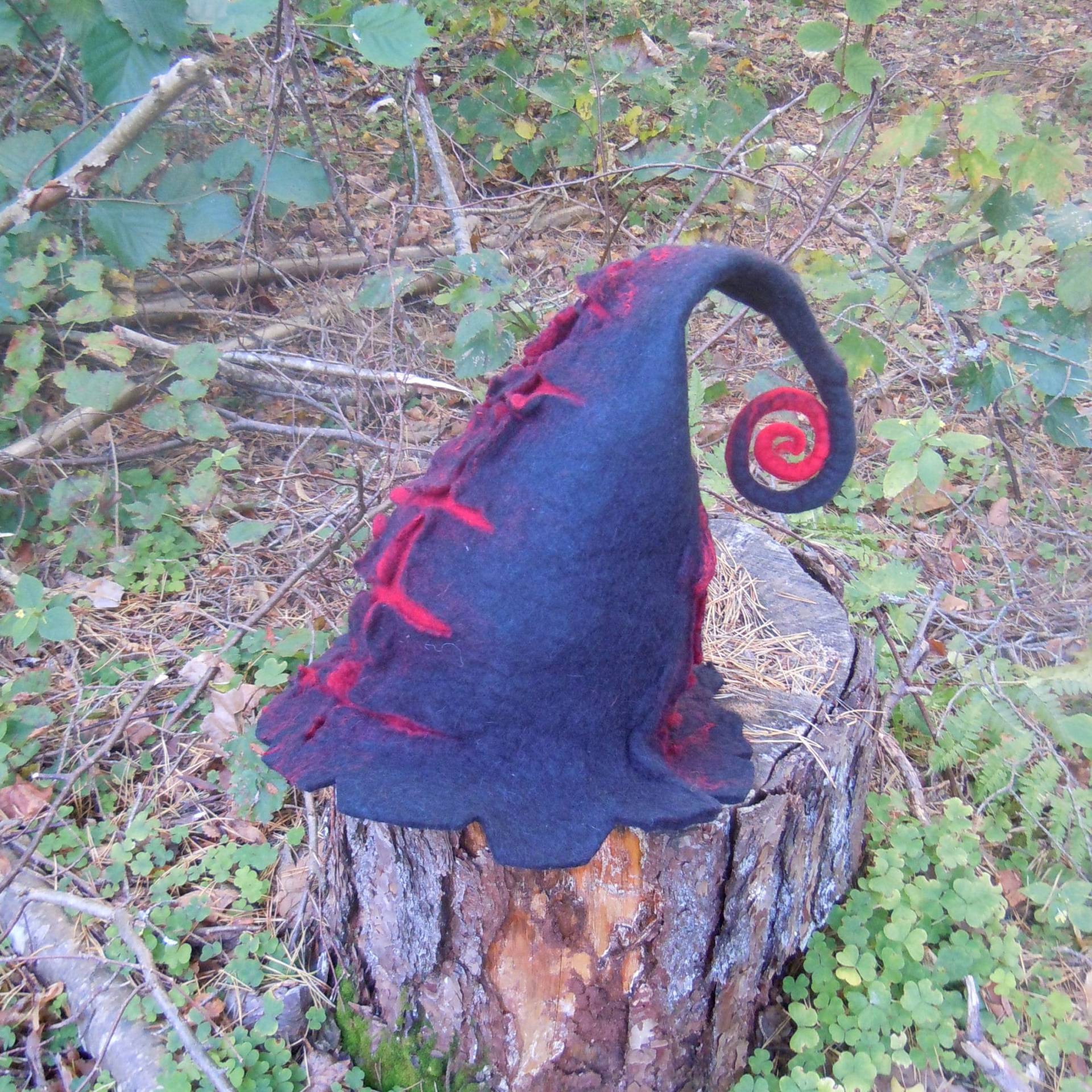 Hexenhut Zauberhut Schwarz Rot Zauberei Pixie Elfen Wichtel Hut Filzhut Hexenhut Zauberhut Schwarz Rot Zauberei Pixie Elfen Wichtel Hut Filzhut von IevaDerFantasyWool
