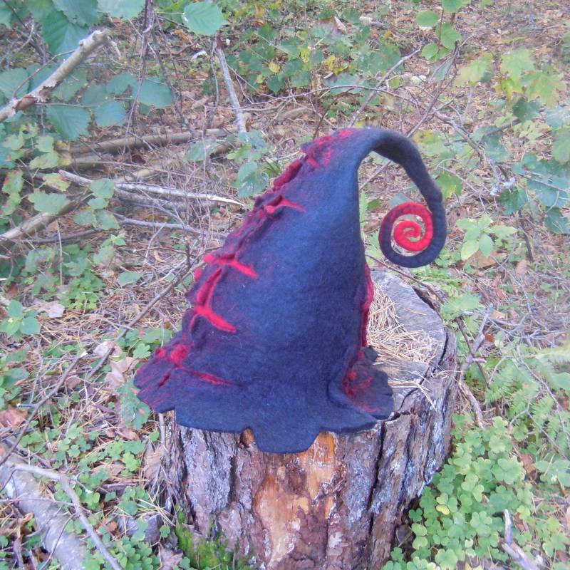 Hexenhut Zauberhut Schwarz Rot Zauberei Pixie Elfen Wichtel Hut Filzhut Hexenhut Zauberhut Schwarz Rot Zauberei Pixie Elfen Wichtel Hut Filzhut von IevaDerFantasyWool