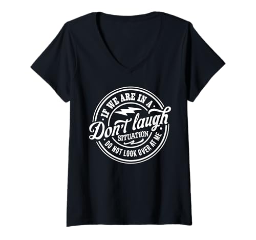 Damen Wenn wir in Einer Situation sind, in der wir Nicht lachen, schauen Sie Nicht zu Mir herüber T-Shirt mit V-Ausschnitt Damen Wenn wir in Einer Situation sind, in der wir Nicht lachen, schauen Sie Nicht zu Mir herüber T-Shirt mit V-Ausschnitt von If we are in a don't laugh situation
