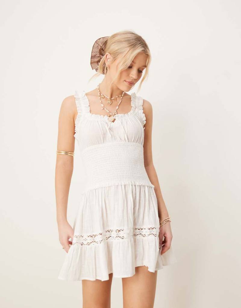 Iisla & Bird - Gesmoktes Strand-Minikleid in Weiß von Iisla & Bird