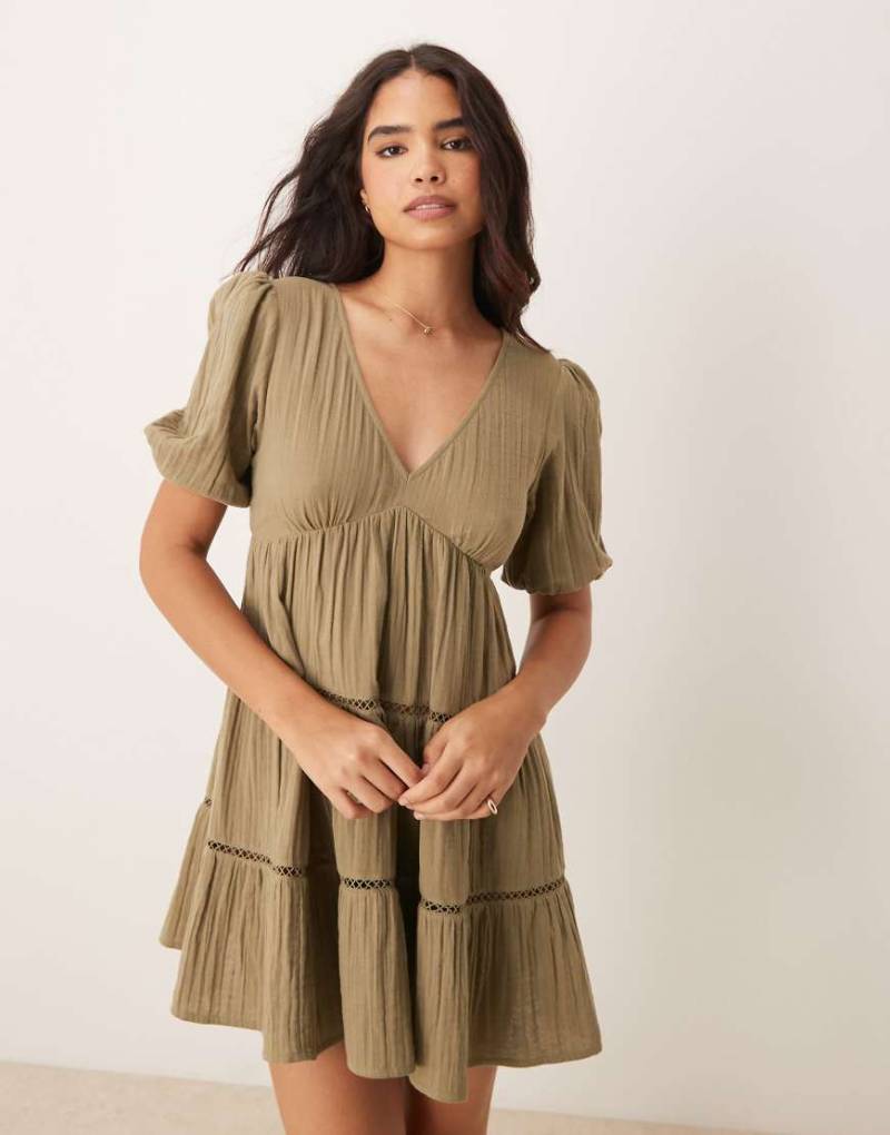 Iisla & Bird - Gestuftes, kurzes Sommerkleid in Grün von Iisla & Bird