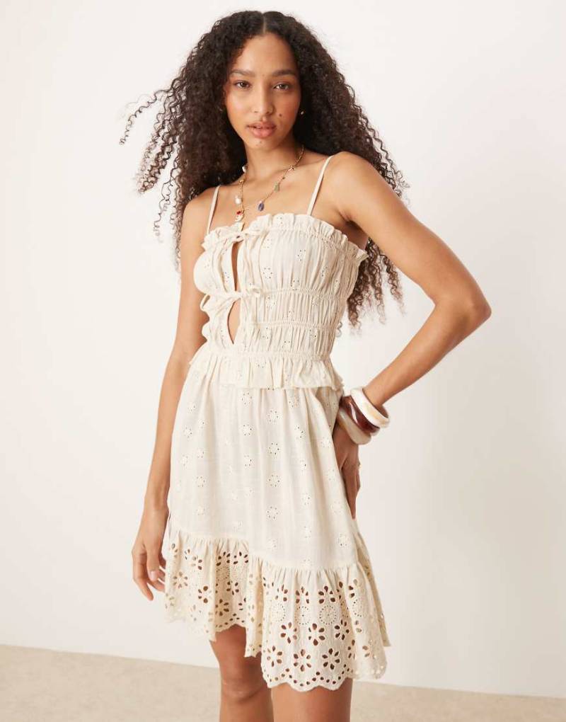 Iisla & Bird - Mini-Strandkleid in Haferbeige mit Stickerei und geschnürter Vorderseite-Keine Farbe Iisla & Bird - Mini-Strandkleid in Haferbeige mit Stickerei und geschnürter Vorderseite-Keine Farbe von Iisla & Bird