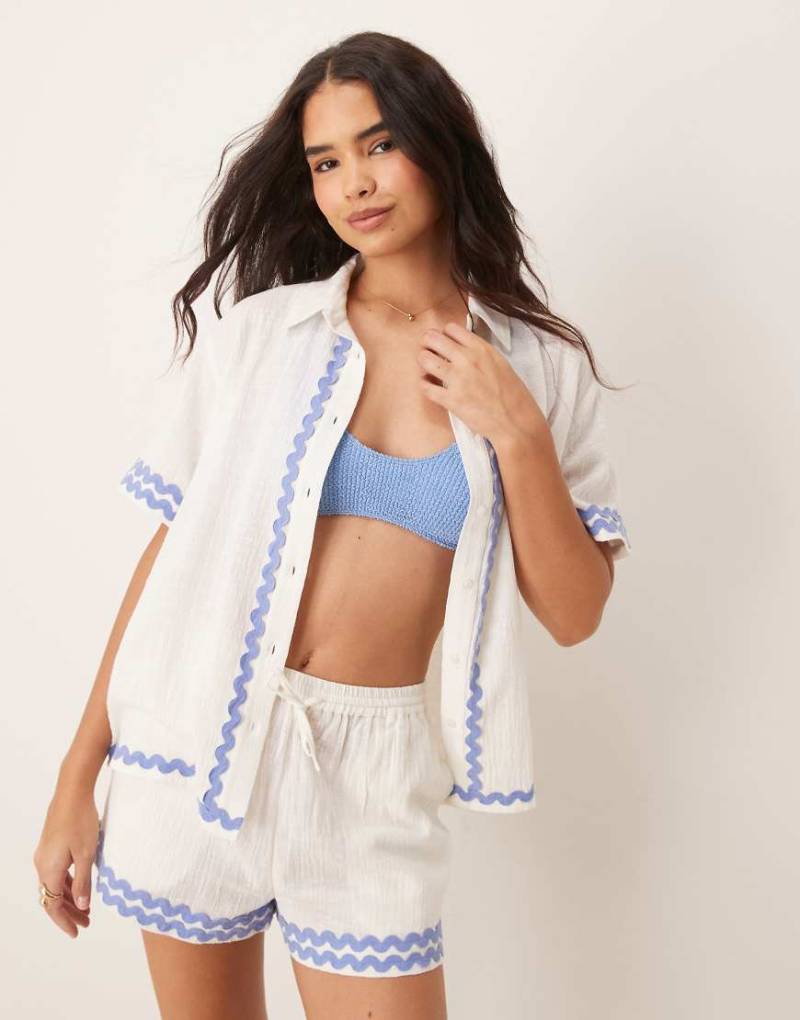 Iisla & Bird - Strand-Shorts in Weiß mit Zickzack-Besatz, Kombiteil von Iisla & Bird