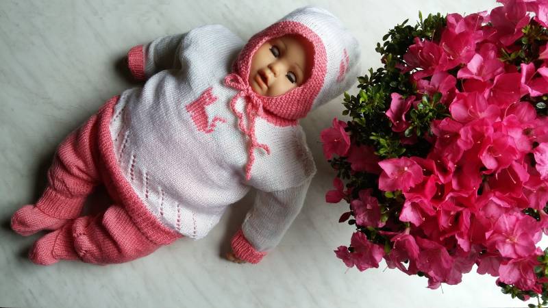 Baby Mädchen Handgemachtes Pullover Set Mit Katze - Jacke, Hose, Mütze & Socken von IkalKnitting