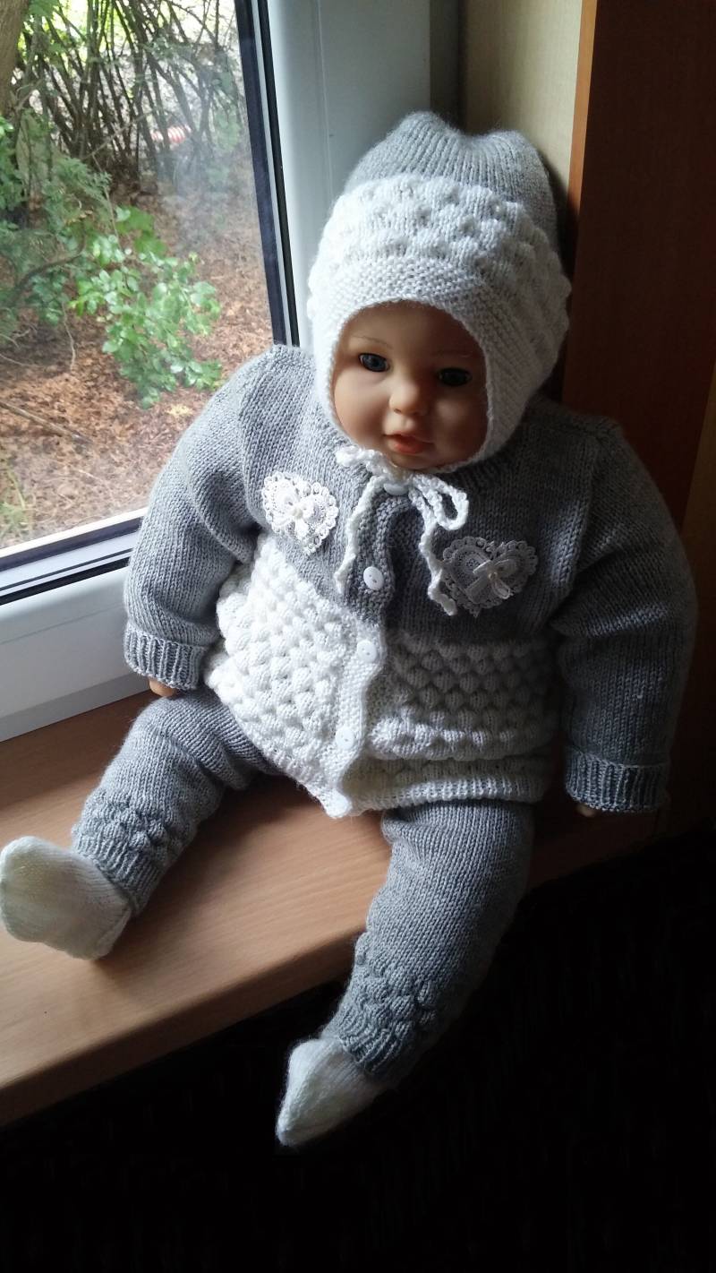 Handgestrickte Baby/Kleinkind Unisex Pullover Set, Taufmantel - Jacke Mit Herzen, Hose, Mütze & Socken Für Baby, 60% Merinowolle. Größen 0-24M von IkalKnitting