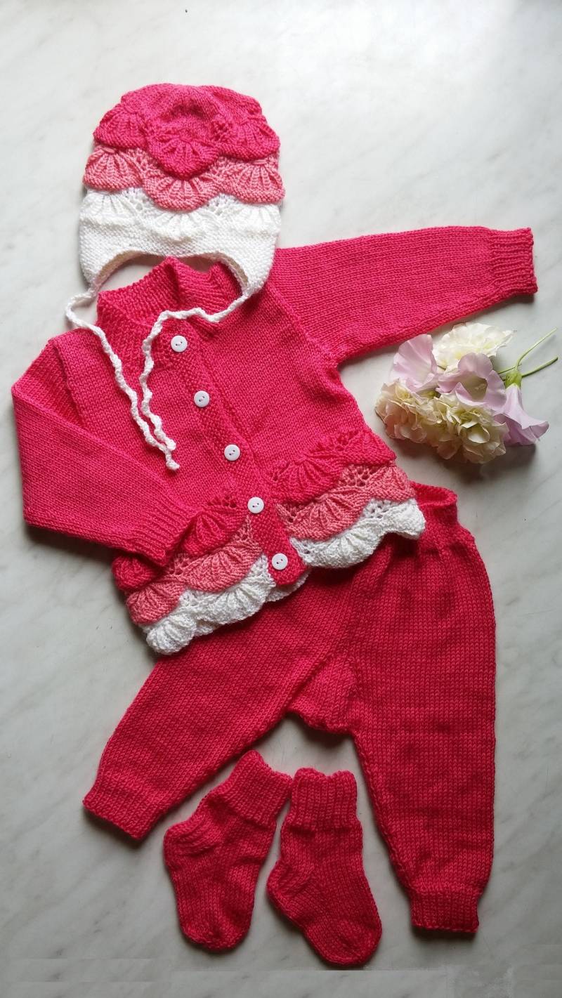 Handgestricktes Baby Mädchen Drei Farben Spitze Pullover Set - Jacke, Hose, Mütze & Socken von IkalKnitting