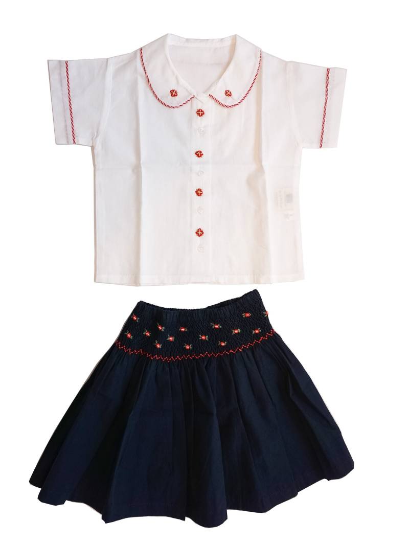 Zweiteiliges Set Aus Bluse Und Smok-Rock Für Mädchen | Ca. 2 Jahre/Gr. 92 Dunkelblauer Rock, Weißes Hemd - 100% Baumwolle von IkalaMR