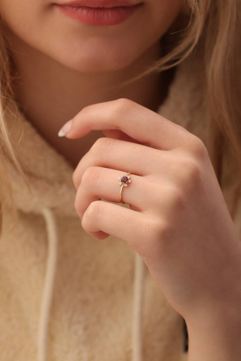 10K 14K 18K Gold Echter 4 Mm Turmalin Mit Diamantring/Handgemachter Roter Turmalinring Erhältlich in Gold, Roségold Und Weißgold von IkeFineJewelry