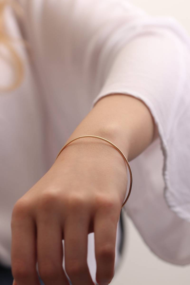14K 18K Gold Massiver Runder Armreif/Minimalist Slip On Armband/Handmade Armreif Erhältlich in Gold, Roségold, Weißgold von IkeFineJewelry