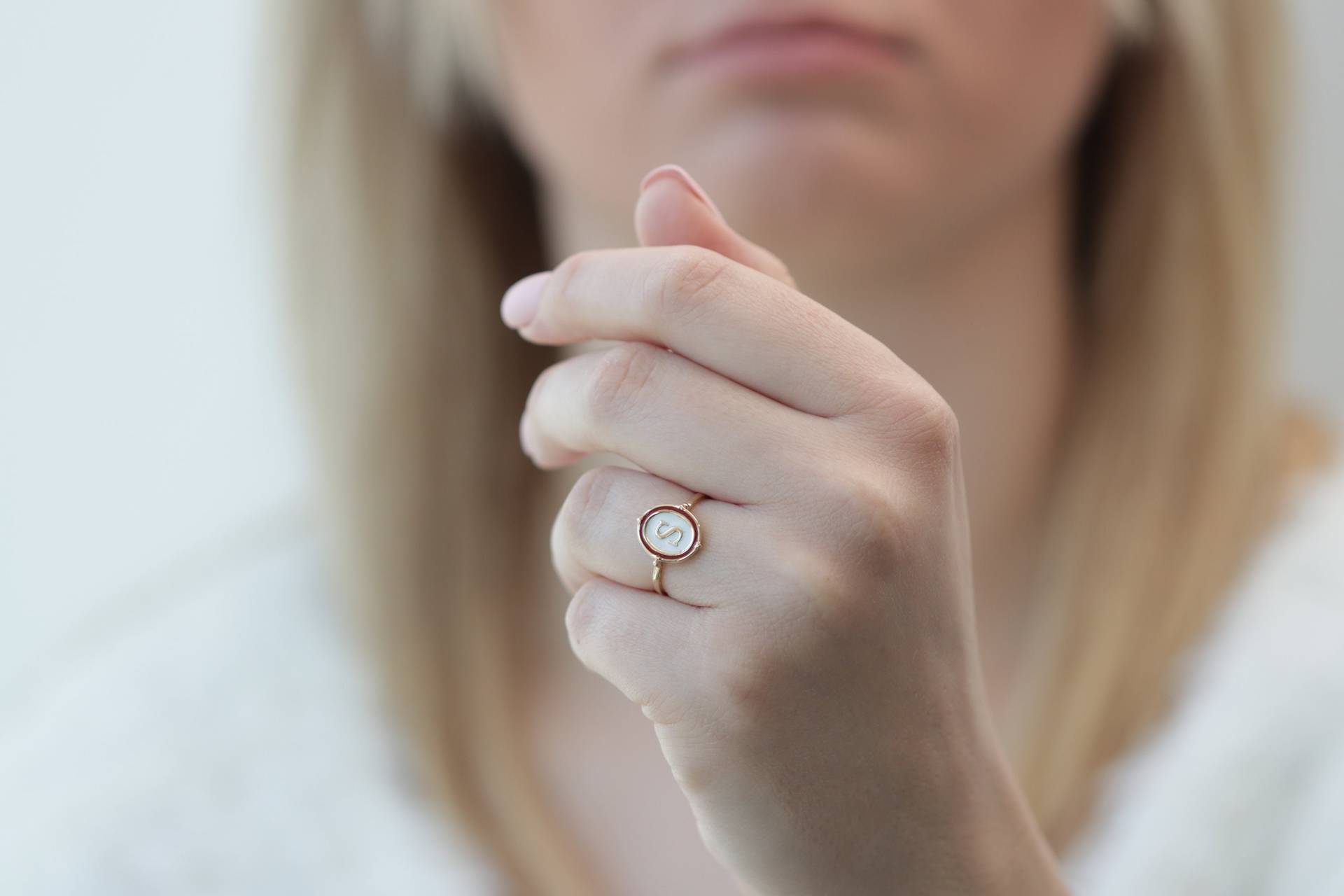 14K 18K Gold Zweifarbiger Emaille Briefring/Handgemachter Initial Ring Erhältlich in Gold, Roségold Und Weißgold von IkeFineJewelry