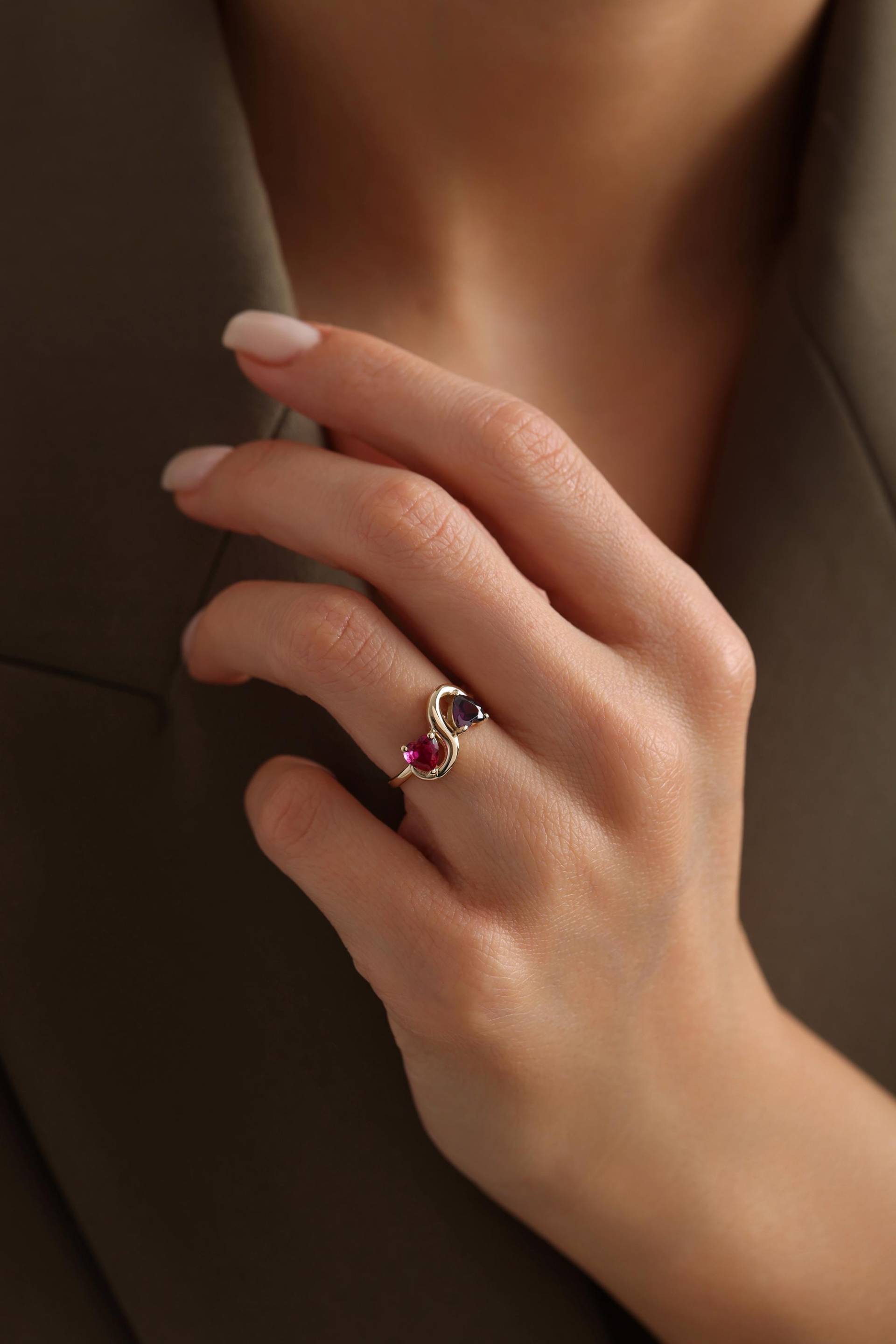 14K Gold Doppel Herz Ring, Rubin Und Amethyst Edelstein Zierliche Zwei Stein Liebe Schmuck, Geschenk Für Sie, Weihnachtsgeschenk von IkeFineJewelry