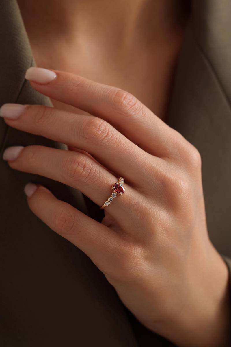 14K Gold Granat Ring, Oval Roter Edelstein Zarte Band Mit Funkelnden Steinen, Eleganter Feiner Schmuck, Weihnachtsgeschenk Für Sie von IkeFineJewelry