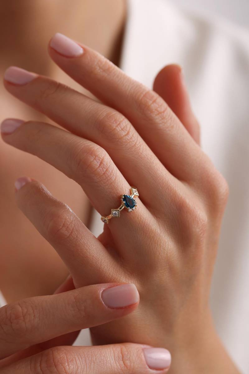 14K Lab Erstellt Saphir, Verlobungsring, Frauen Solide 14K Gold Birne Solitär Ring, Zierliche Blauer Edelstein Tropfen Schliff Minimalist Geschenk von IkeFineJewelry