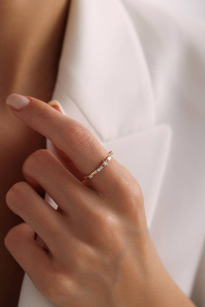 14K Solid Gold Baguette Cz Ring, Minimalist 5 Diamant Simulation Stapelbar Zierliche Ehering, Weihnachtsgeschenk von IkeFineJewelry