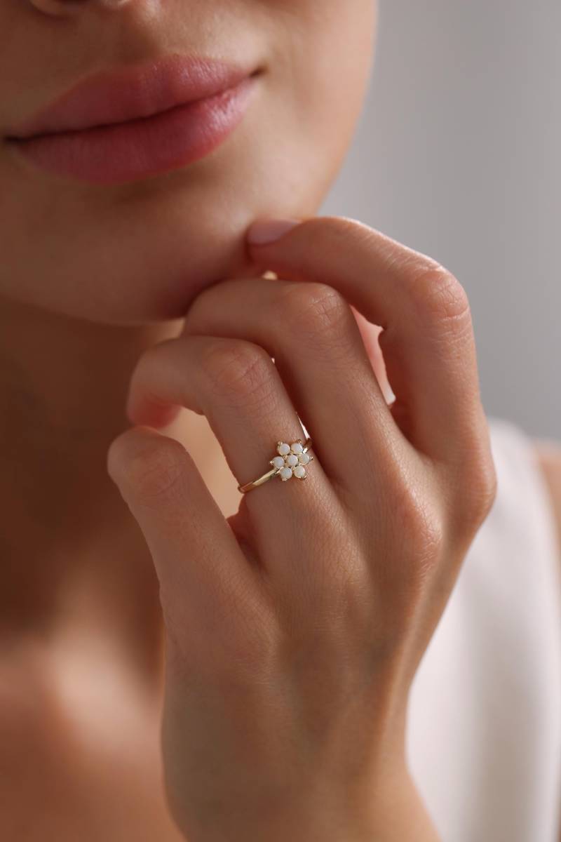 14K Solid Gold Pearl Ring, Echte Damen Perle Verlobungsring, Zierliche Süßwasser Minimalist Statement Ring von IkeFineJewelry