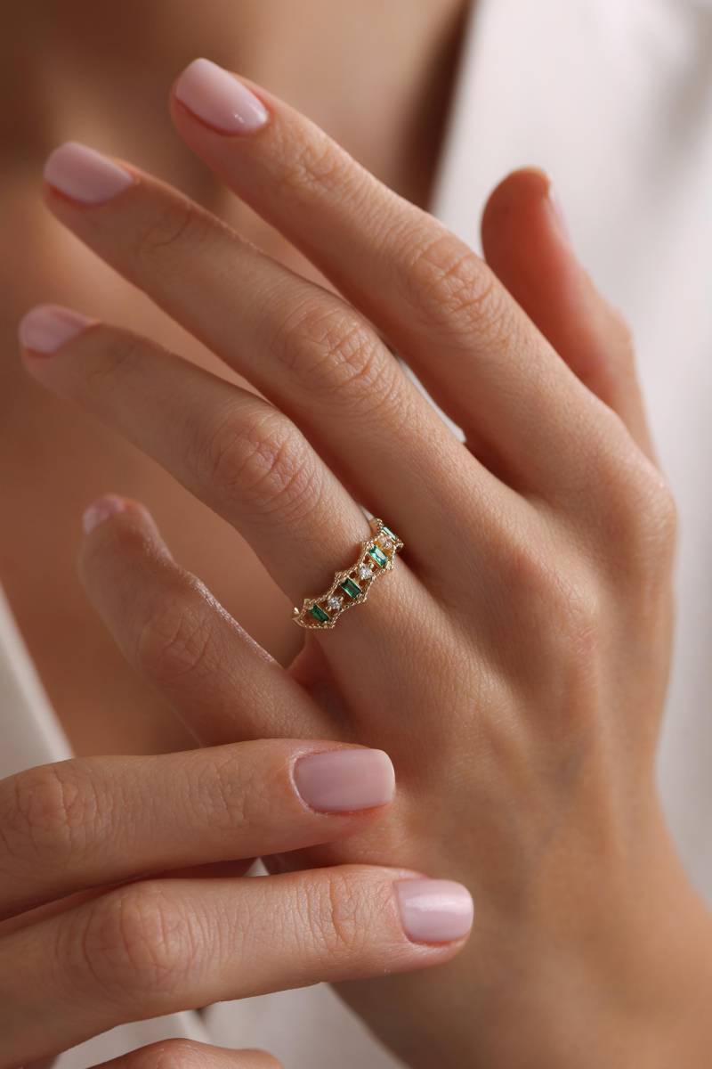 14K Solid Gold Smaragd Ring/Verlobungsring Baguette Edelstein Zierlicher Goldring Stapelbarer Grüner Geschenk Zum Valentinstag von IkeFineJewelry