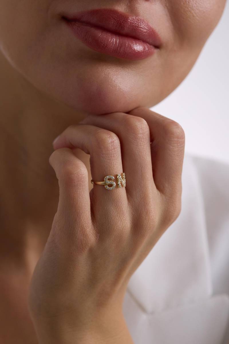 14K Zwei Anfangsbuchstaben Ring Mit Diamanten Oder Zirkonia, Personalisierter Gold Anfangsring Für Frauen, Zierlicher Namensschmuck von IkeFineJewelry