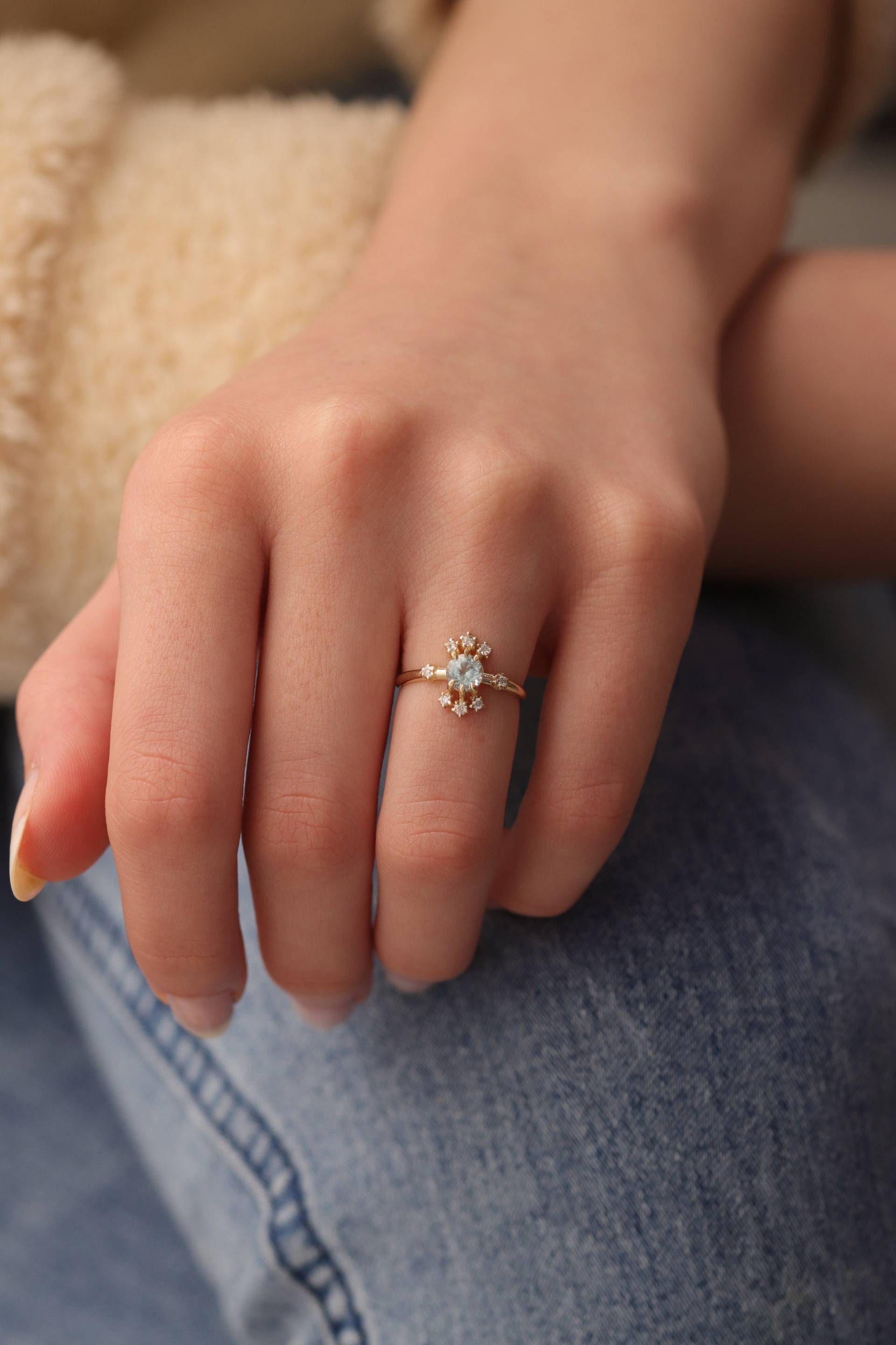 14K & 18K Echter 5mm Himmelblauer Topas Mit Diamant Ring/Gold Sky Blue Topaz Ring Erhältlich in Gold, Roségold Und Weißgold von IkeFineJewelry