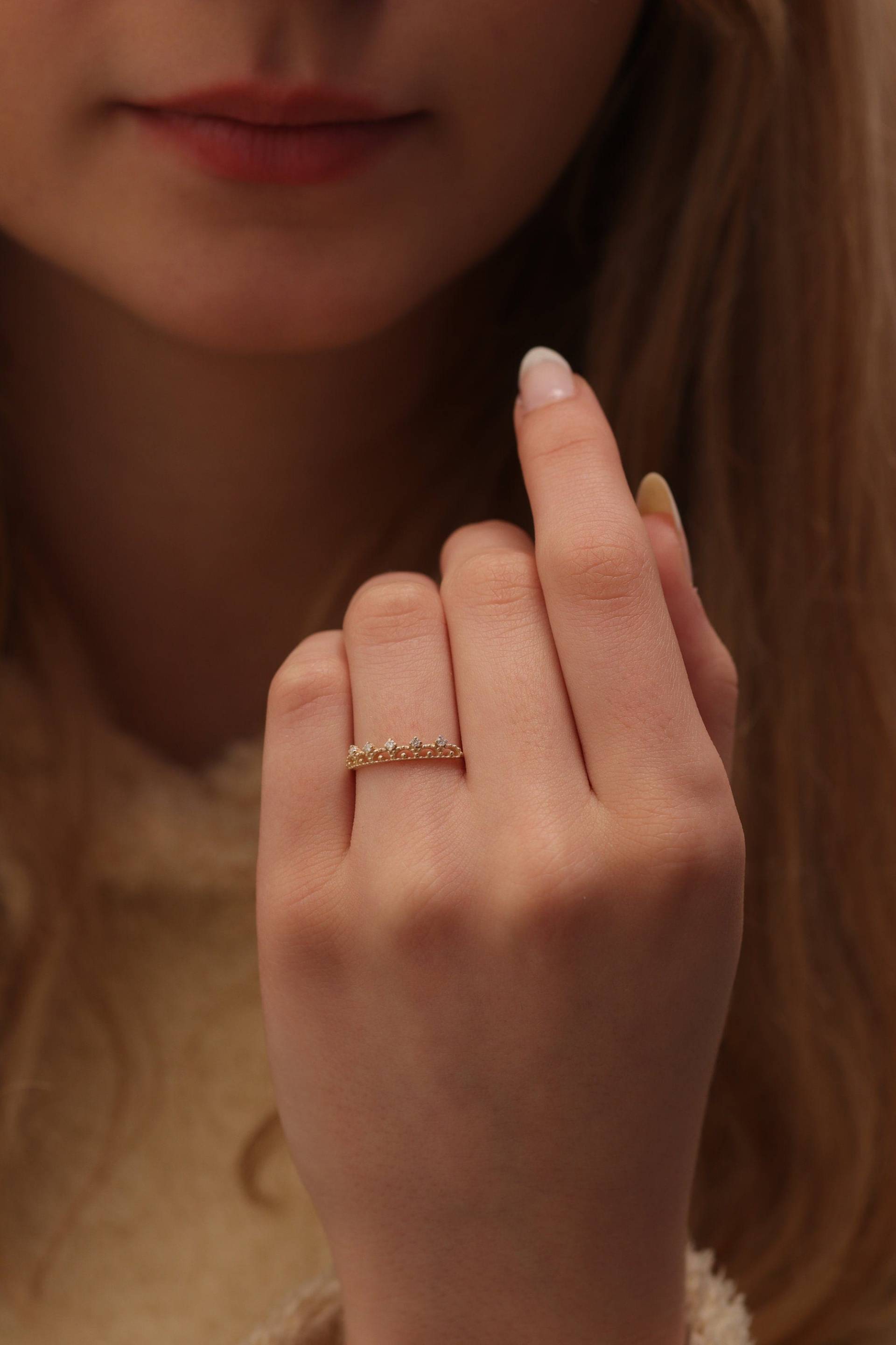 14K & 18K Gold Krone Diamant Ring/Handgemachter Stapelbarer Erhältlich in Gold, Roségold, Weißgold von IkeFineJewelry