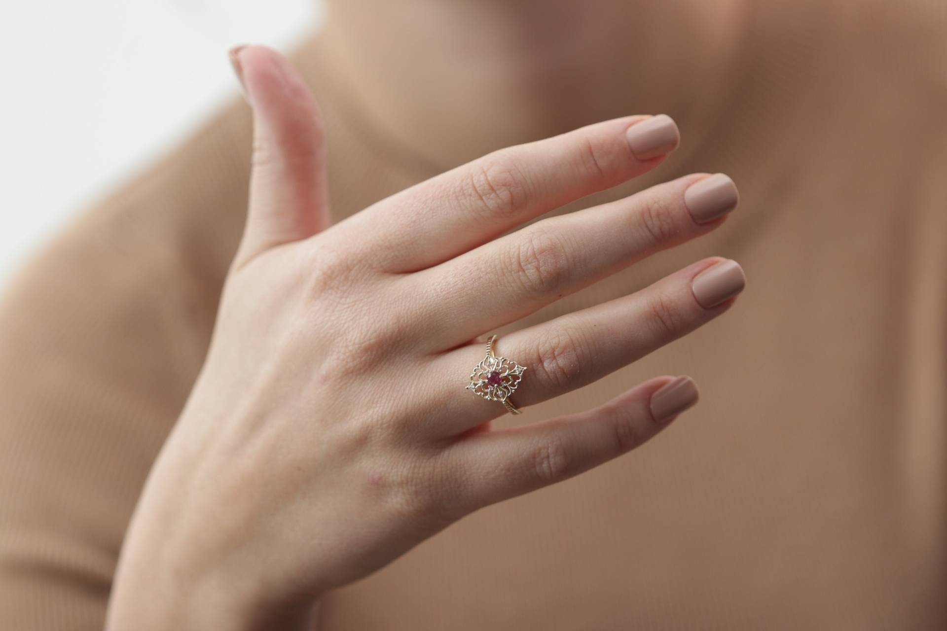 14K & 18K Gold Natürlicher Solitär Rubin Ring/Juli Geburtsstein Erhältlich in Gold, Roségold Und Weißgold von IkeFineJewelry