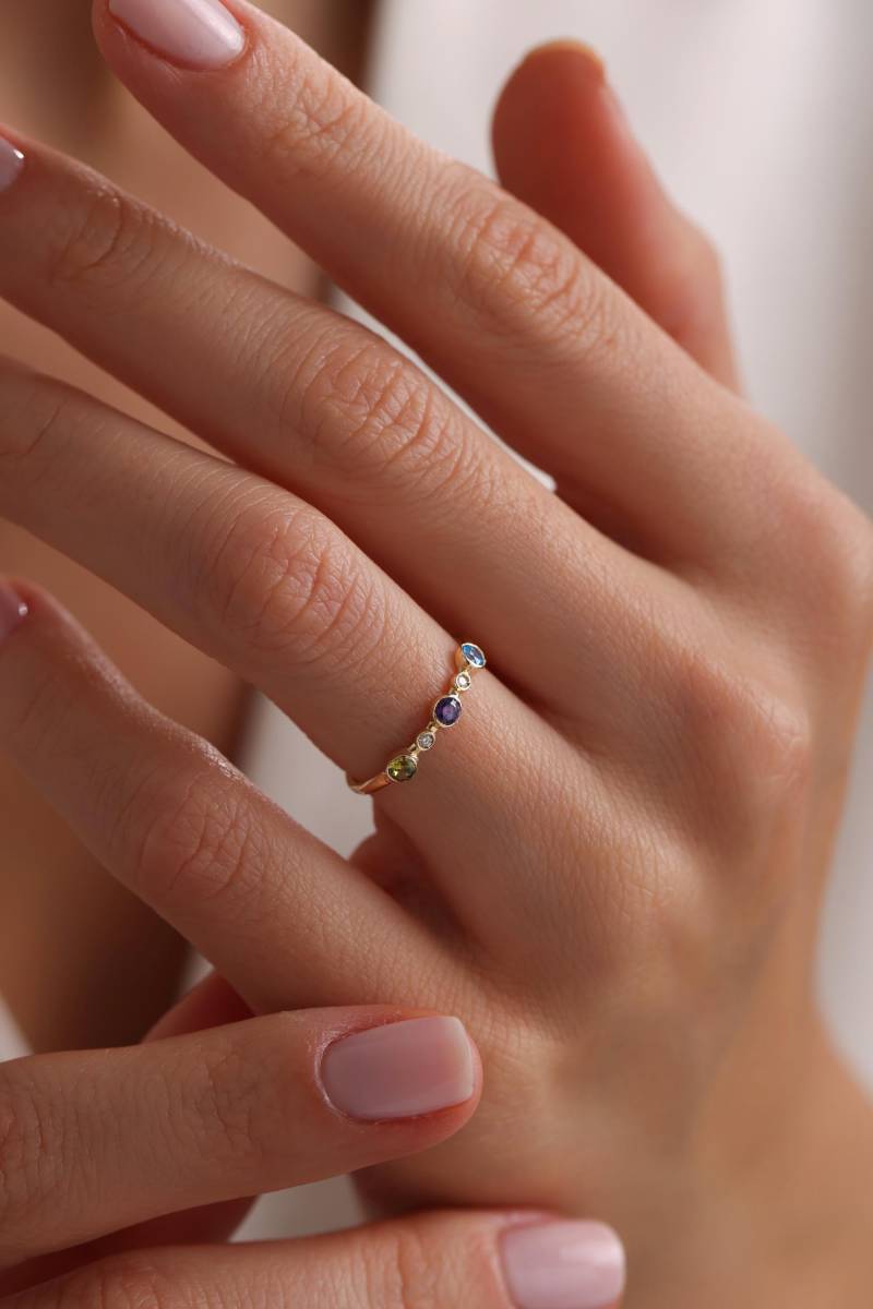 18K Gold Birthstone Ring, Mütter Edelstein Minimalist Stapelring, Zierliche Personalisierte Geschenk Zum Valentinstag von IkeFineJewelry