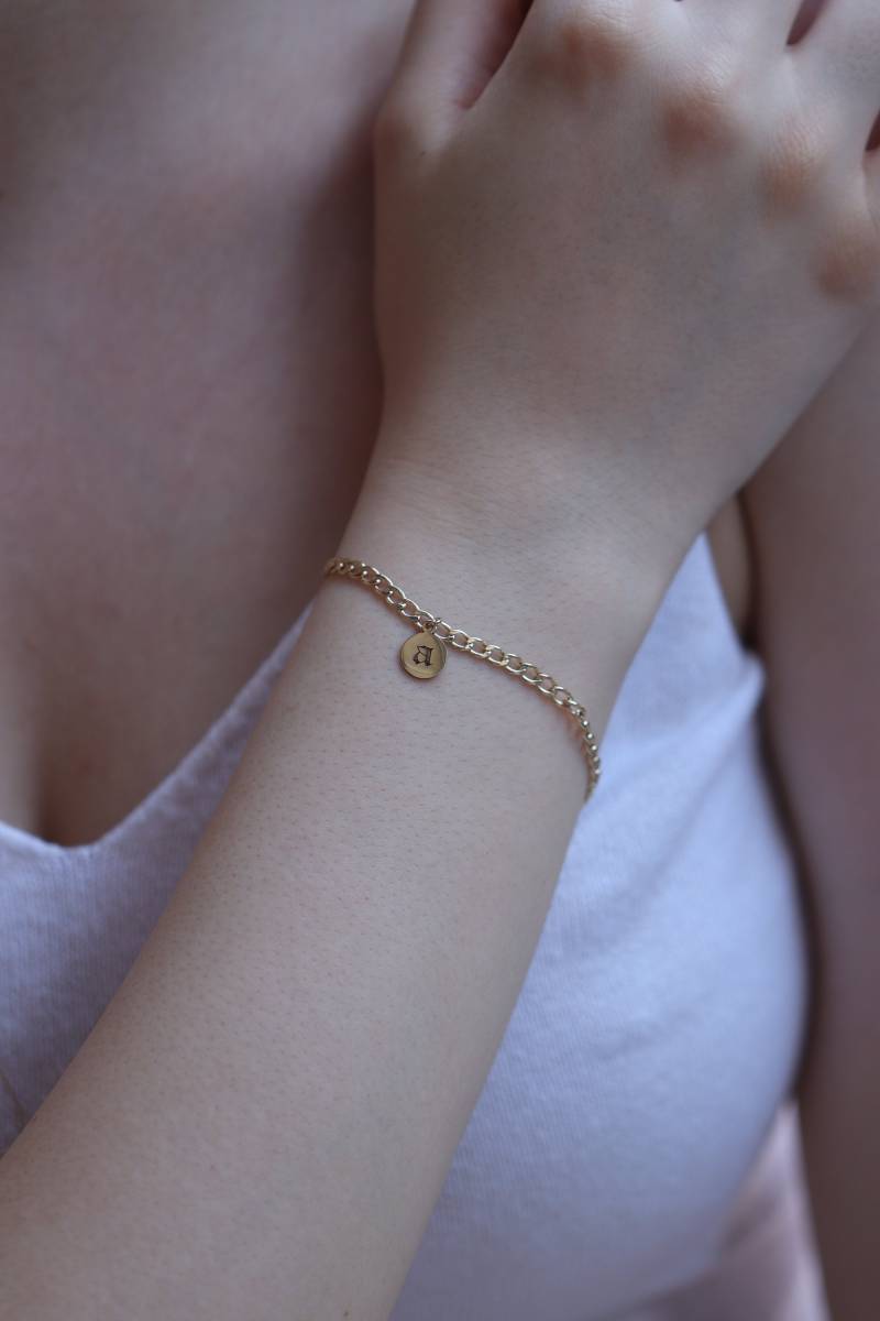 Gold Disc Initial Armband/14K Custom Letter Handgemachtes Erhältlich in Gold, Roségold, Weißgold von IkeFineJewelry