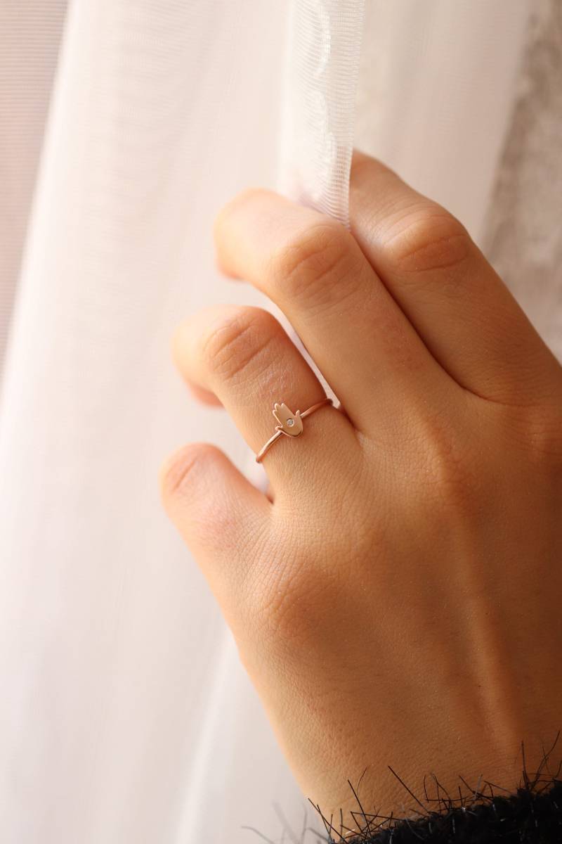 Gold Hamsa Hand Mit Winzigem Diamant Ring/Handgemachter 14K & 18K Erhältlich in Gold, Rosé Und Weißgold von IkeFineJewelry