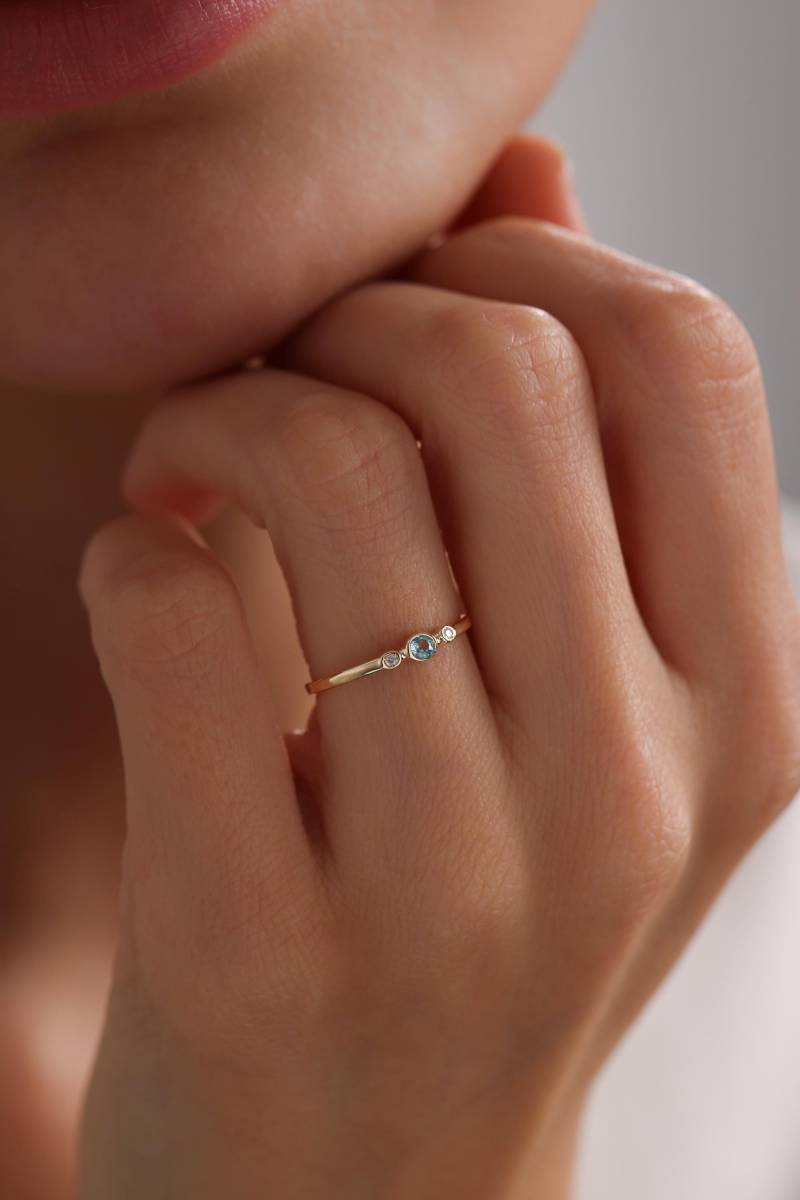 Gold London Blautopas Ring/Diamant Simulation Verlobungsring Zierliche Cz Band Ehering Geburtsstein Für Dezember Weihnachtsgeschenk von IkeFineJewelry