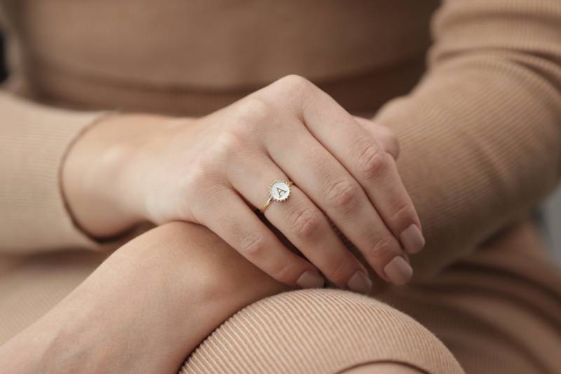 Handgefertigter Anfangsring Aus Gold/14K 18K Emaille-Buchstabe Ring Erhältlich in Gold, Roségold Und Weißgold von IkeFineJewelry