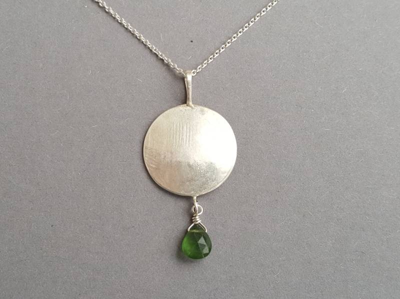 Moon Silberanhänger Kreis Mit Grünem Stein, Handgeschmiedet Aus Massivem 925Er Sterling Silber von IkebanaGems