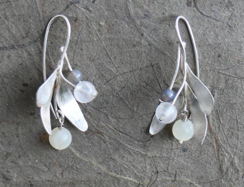 Ohrringe Autuum Midnight Aus Silber Mit Mondstein von IkebanaGems