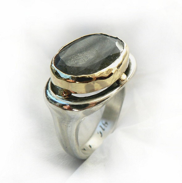 Außergewöhnlicher Cocktailring Besetzt Mit Labradorit, Erhabene Goldfassung, Schwerer Silberring, Alltagsring, Kühn Und Unverwechselbar, Ilan Amir von IlanAmirJewelry