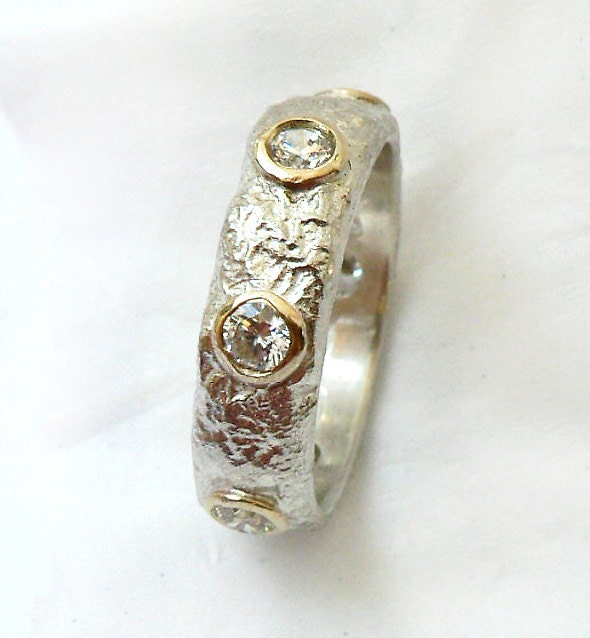 Auffälliger Verlobungsring, Sterlingsilber-Basis, Sechs Zirkonia-Steine in Gelbgold Eingefasst, Zerknitterte Stanniol-Textur, Ilanamir von IlanAmirJewelry