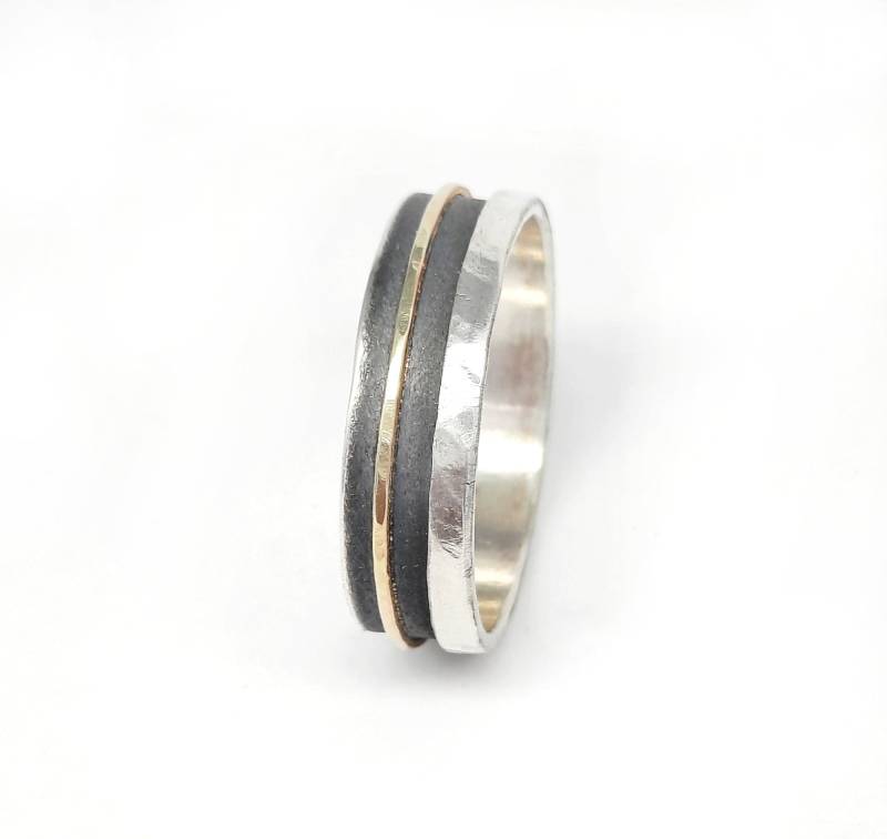 Auffallender Herren Ehering , Oxidierter Sterling Silber, Dünner Gelbgold Streifen, Erschwinglicher Und Eleganter Ring, Ilan Amir von IlanAmirJewelry