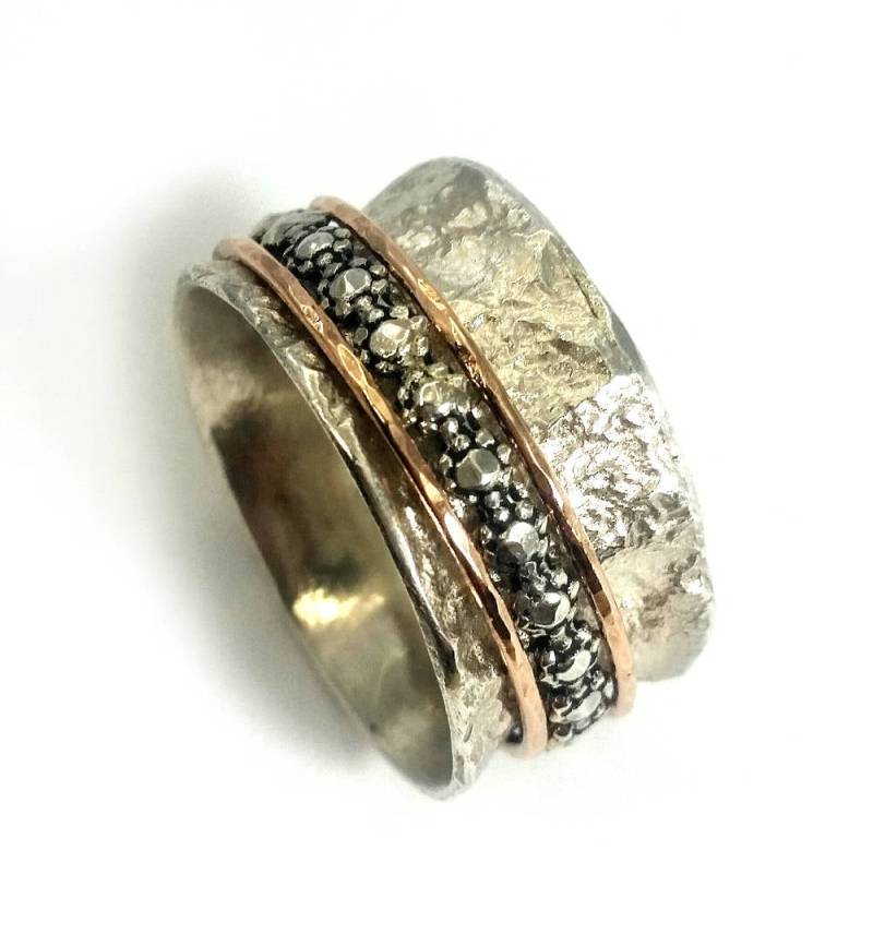 Auffallender Spinner Ring, Zerknitterte Staniol Textur, Zwei Roségoldene Creolen, Mit Gänseblümchen Design, Ilanamir von IlanAmirJewelry