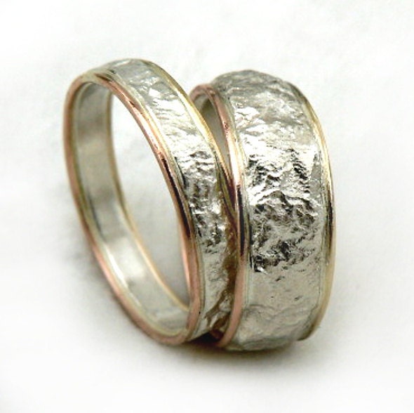 Beliebte Ringset, Eheringe Für Sie Und Ihn, Zerknitterte Staniol Textur, Schmale Herrenringe, Ringset Männer, Ilan Amir Schmuck von IlanAmirJewelry