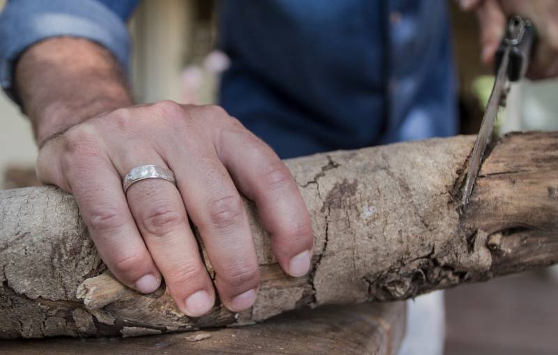 Beliebter Herrenring, Strukturiertes Sterlingsilber Mit Rotgoldenen Rändern, Zerknitterte Staniol Textur, Elegant Und Edel, Unisex Ring, Ilanamir von IlanAmirJewelry