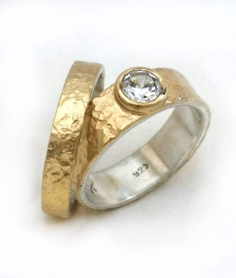 Brautring Set, Verlobungs - Und Eheringe Für Sie, Zirkonia, Dünne Leichte Ringe, Gehämmertes Goldblech, Basis Aus Sterlingsilber von IlanAmirJewelry