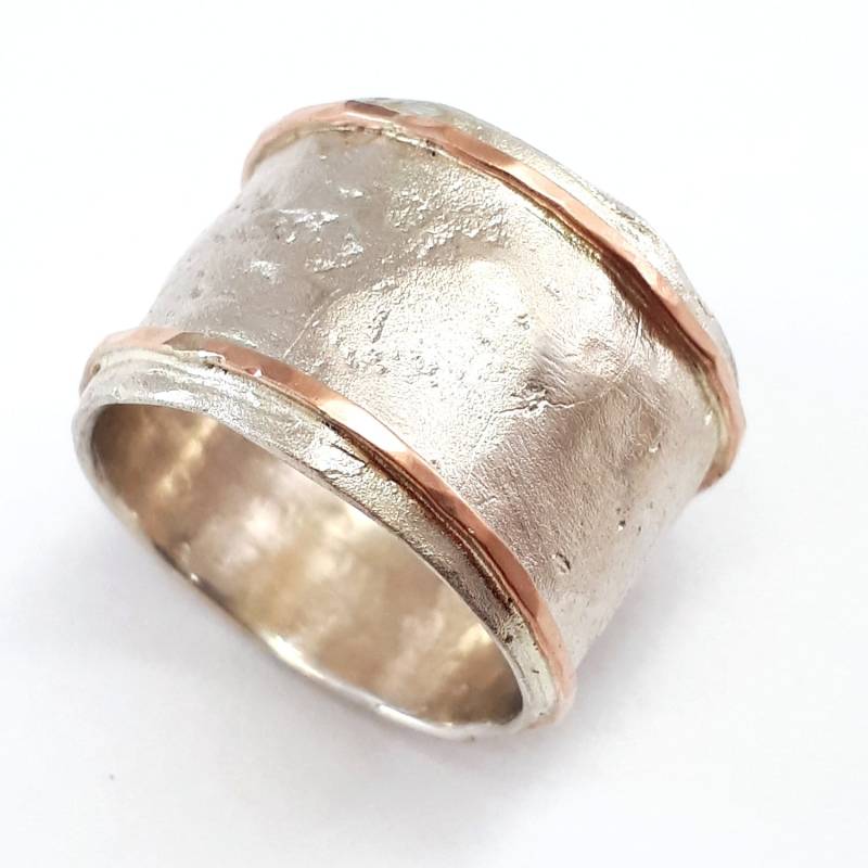 Breiter Silber Und Gold Ehering Für Damen, Aparter Handgefertigter Strukturring, Ilan Amir von IlanAmirJewelry