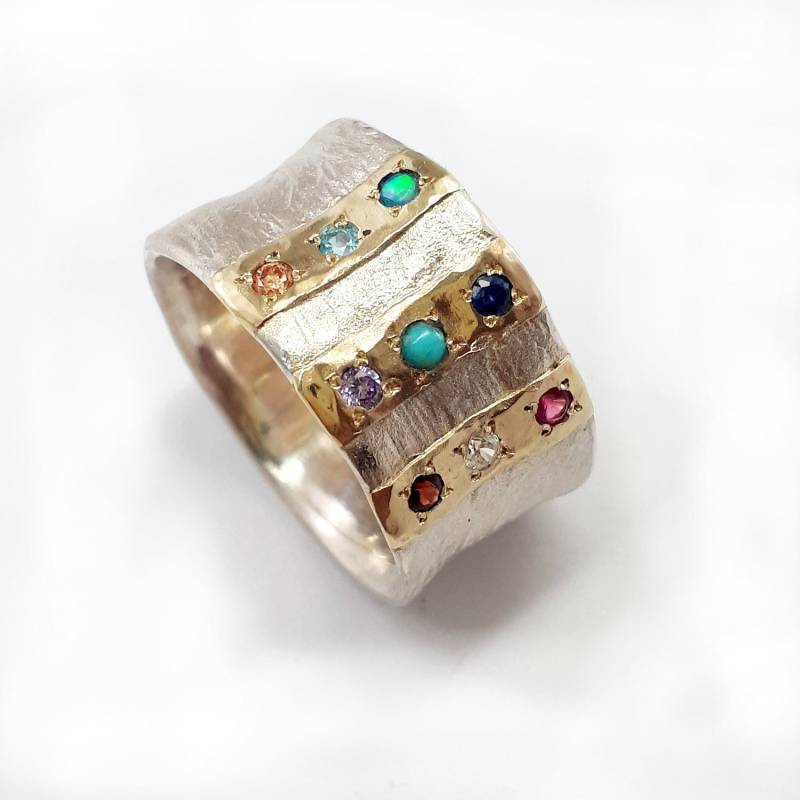 Breiter Konkaver Silberring, Drei Goldstreifen Mit Einer Auswahl An Edelsteinen, Strukturierter Silberbasis, Hoshen | Priesterlicher Brustpanzer von IlanAmirJewelry