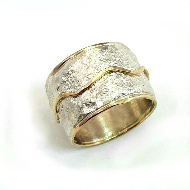 Breiter Texturierter Ehering Für Frauen, Silber-Gold-Silberring, Zerknitterte Staniol Textur, Welliger Goldstreifen, Dicker Ring, Ilanamir von IlanAmirJewelry