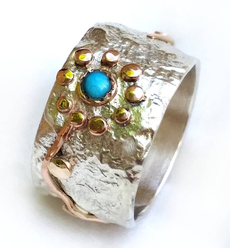 Charmanter Halbbreiter Blumenring, Strukturierter Silber - Und Rotgoldring Mit Türkis, Dezember-Geburtsstein, Zerknitterter Stanniol-Textur von IlanAmirJewelry