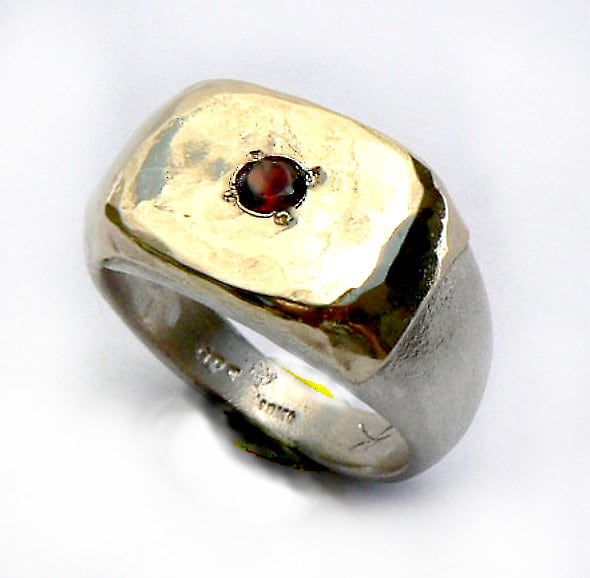 Chic Kleiner Finger Ring, Trendy Siegelring, Sterling Silber Und Rotgold Mit Eingelegtem Granat, Rechteckiger Januar Geburtsstein, Ilanamirjewelry von IlanAmirJewelry