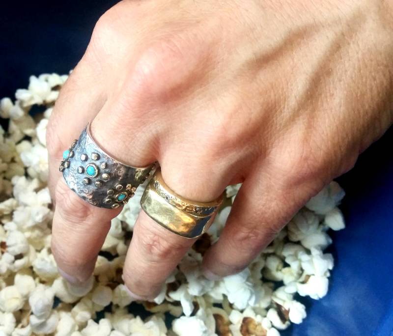 Dezember Geburtsstein Ring, Breiter Türkis in Gold Blumenmuster Gefasst, Statement Oxidiertes Sterling Silber, Frühling Geschenk von IlanAmirJewelry