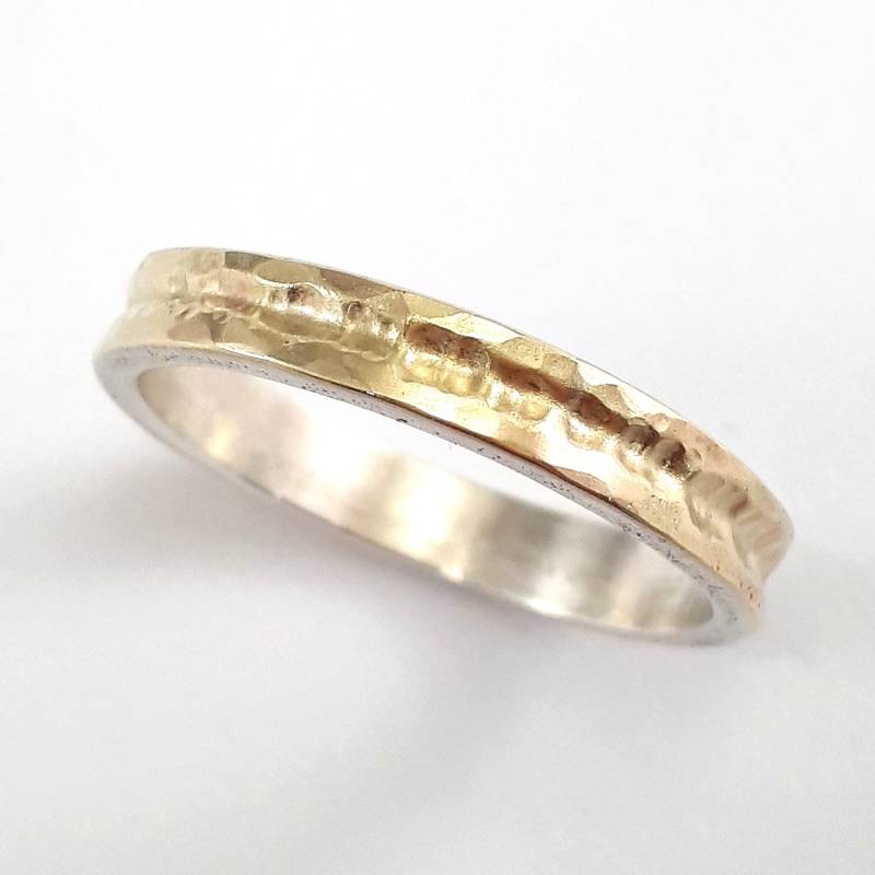 Dünner Gold Ehering, Damen Trauring Aus Gehämmertem Silberband Mit Einem Oben Aufgelöteten Massiven Gelbgoldblech - Ilan Amir Jewelry von IlanAmirJewelry