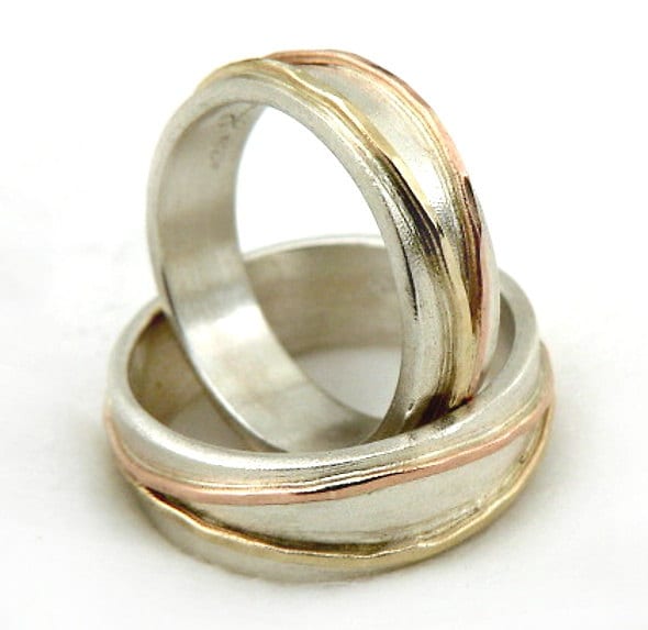 Verlobungsringe, Verlobte, Geliebte Ringe, Beliebte, Zweifarbige Gekreuzte Goldcreolen Auf Sterling Silber, Handgefertigte Eheringe, Bandring von IlanAmirJewelry